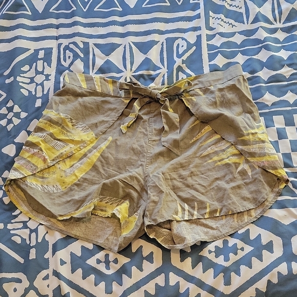 Patagonia Pants - Patagonia Women's Shorts in Tan with Yellow Accents